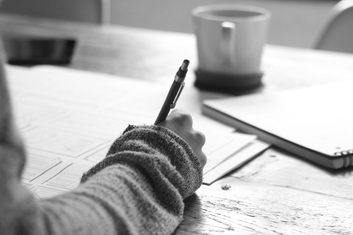 Illustration : une personne révise à son bureau.
